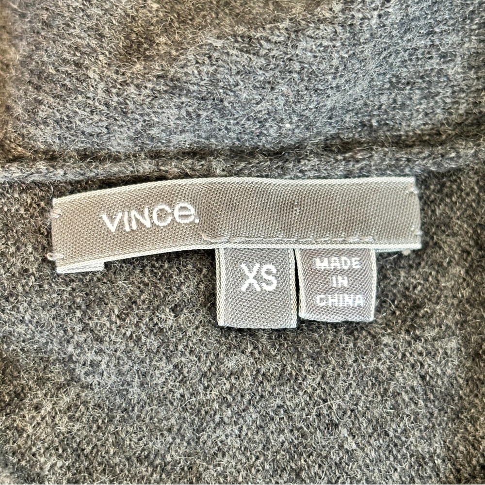 Vince‎ Dark Charcoal Gray V-Neck Cashmere Sweater Size XS - Picture 3 of 9